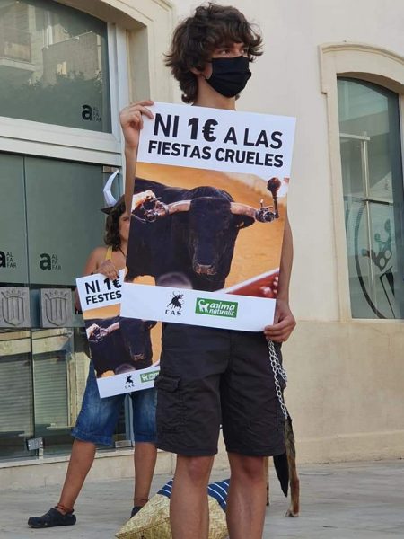 Exitosa protesta en Alfafar contra la violencia de los festejos taurinos