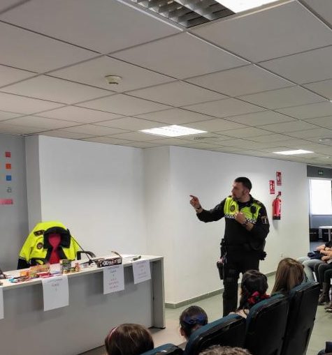 La Policía Local de Alicante previene el uso responsable de los petardos en Hogueras