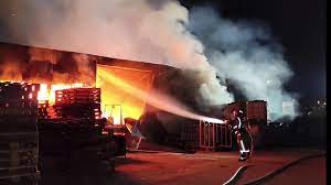 Dos incendios en Alicante queman un almacén de palés