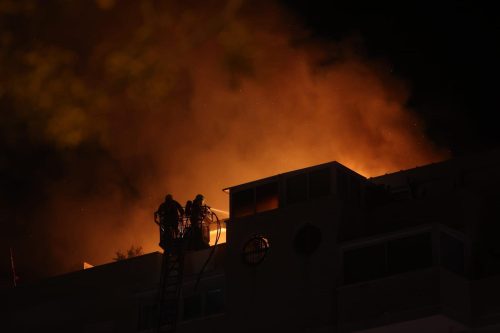 Rescatan a un Hombre tras el increible incendiado en Alicante