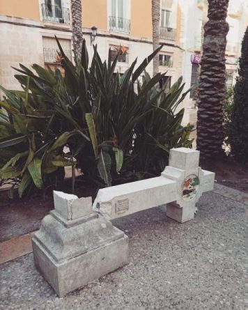 la cruz de la plaza de Santa Faz en Alicante destrozada