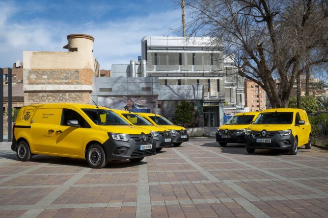 Correos incorpora diecisiete nuevas furgonetas eléctricas a su flota ecológica en Alicante