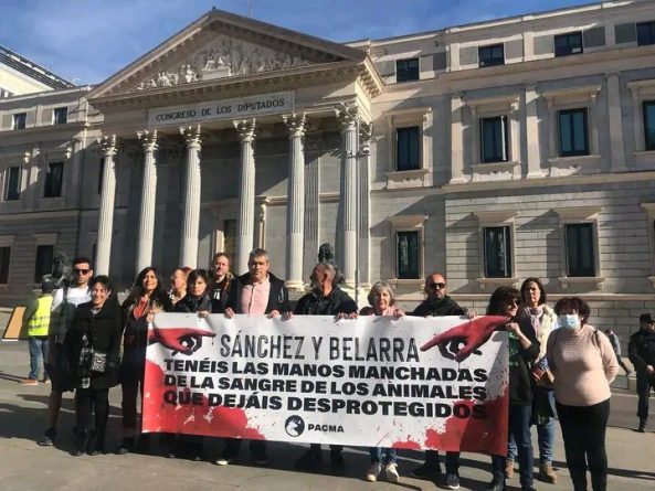 PACMA protestó ayer en el Congreso contra la nefasta ley de Podemos aprobada