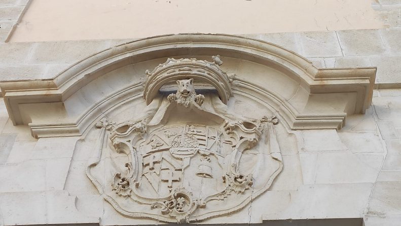 Petrer restaura uno de los escudos heráldicos más antiguos de la ciudad, el escudo del Conde de Puñonrostro en la fachada de la parroquia San Bartolomé