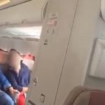 Un Pasajero abre puerta avion en vuelo y se hace Viral.