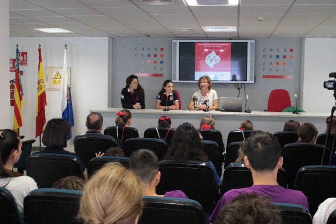 La Escuela de RCP del Colegio de Enfermería de Alicante forma en técnicas de reanimación cardiopulmonar y primeros auxilios a miembros de las hogueras infantiles