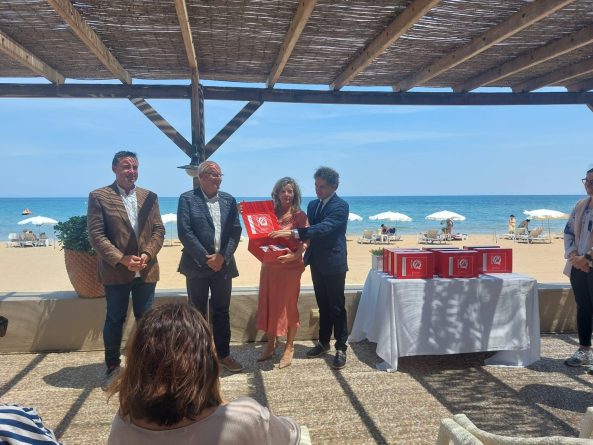 La playa del Postiguet recibe la bandera Qualitur 2023