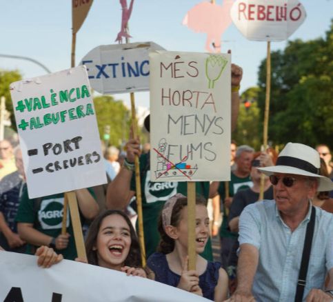 Miles de personas contra la ampliación del puerto