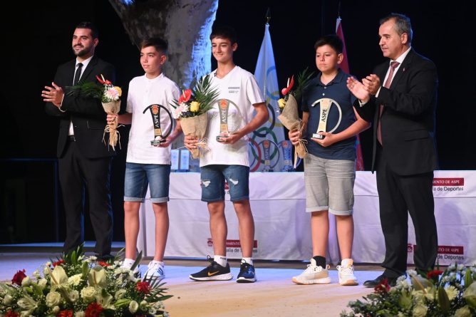 El futbolista Carlos Cerdán mejor deportista de la XXXVI Gala del deporte de ASPE