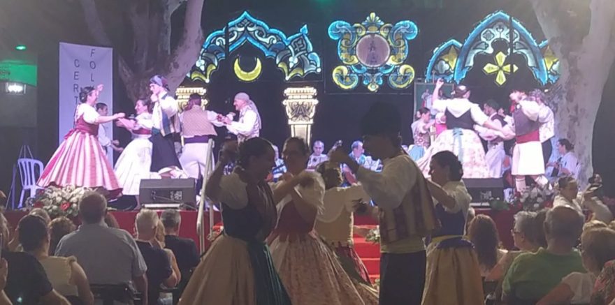 La plaza de Aspe se llena de bailes y folclore en el XXII certamen folclorico nacional valle de las uvas