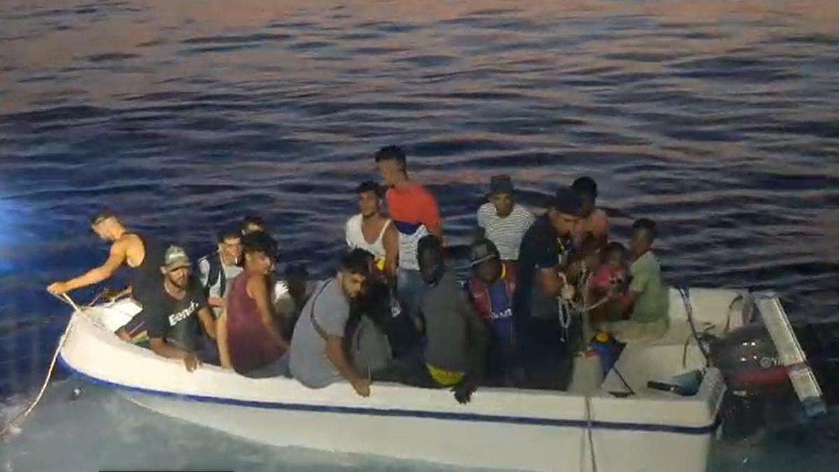 Rescatan a 54 migrantes, incluida una bebé, en pateras en Alicante