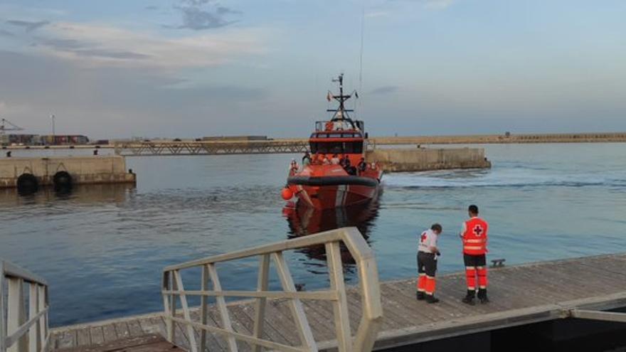 Cruz Roja Brinda Asistencia a 15 Personas Migrantes Rescatadas en Benidorm, Atendidas en el Puerto de Alicante