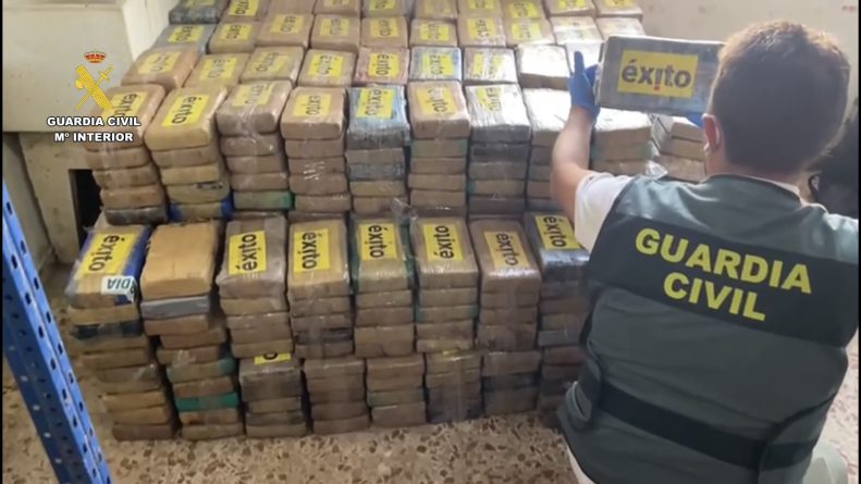 La Guardia Civil descubre un alijo de 805 kilos de cocaína en un polígono industrial de Santa Fe, en Granada