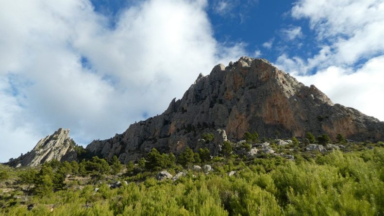 Explorando el Majestuoso Puig Campana: Ruta Circular y Ascenso a la Cima desde Finestrat