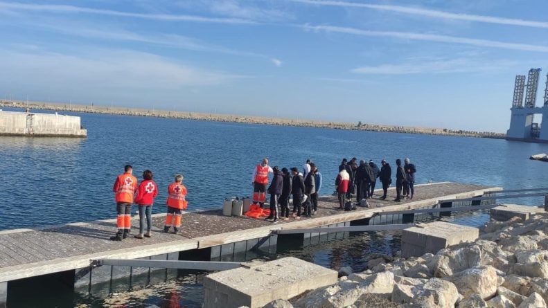 Una juez de Alicante envía a prisión al patrón de una de las pateras de este fin de semana