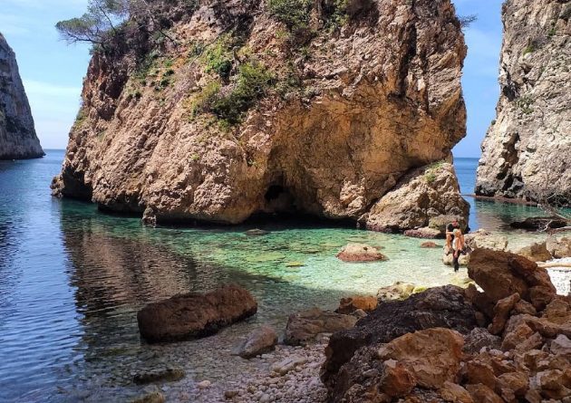 Explorando la Belleza Oculta de Cala En Caló en Jávea, Alicante