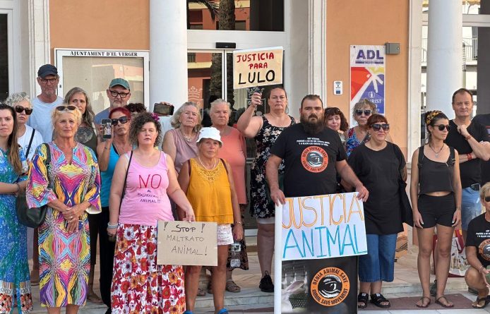 Activistas protestan en Verger por los casos de maltrato animal