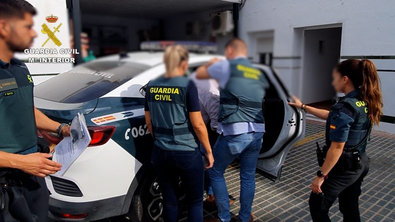 La Guardia Civil detiene en Sevilla a un empresario por vigilar con un GPS a un trabajador de baja médica