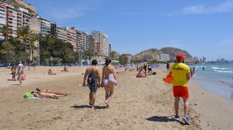 Alicante prolongará el servicio de socorristas en las playas hasta octubre