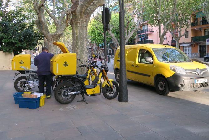 Correos comienza a repartir en la urbanización Entrenaranjos de Orihuela