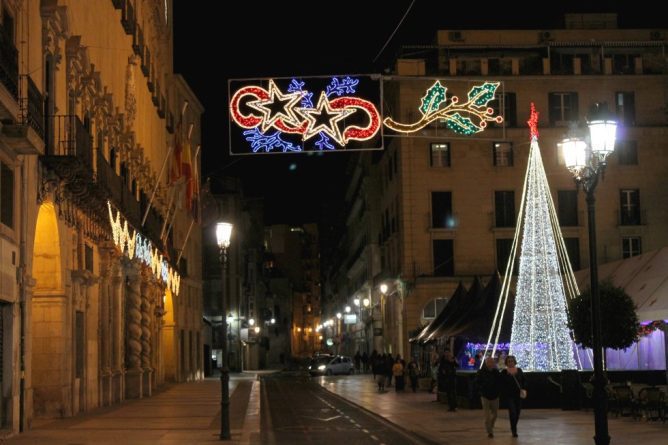 Navidad en Alicante: Redescubriendo la Magia en la Sencillez de Menos Luces