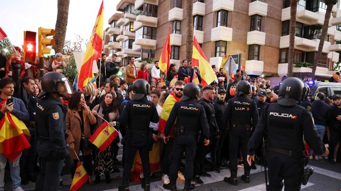 El Incidente en Málaga: Pedro Sánchez y Scholz Pasan Cerca de Tres Horas Atrapados por Protesta en la Calle