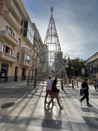 Alicante se Ilumina: Deslumbrantes Adornos Navideños en 114 Calles y Novedades Asombrosas