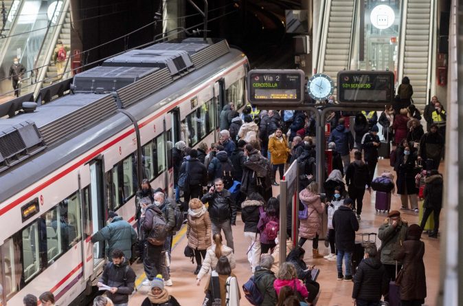 Renfe cancela casi 1.550 trenes de media, larga distancia y AVE por las huelgas que afectarán al puente de la Constitución