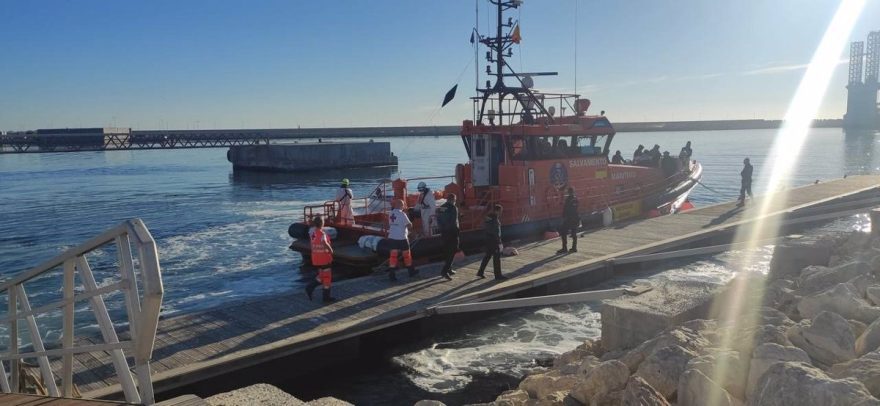 Descubren Dos Pateras de Inmigrantes: Una en Alta Mar al Sur de Alicante y Otra en Altea, Transportando a Más de 27 Personas