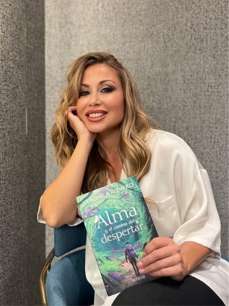 La cantante Verónica Romero está de gira con su nuevo libro “Alma y el camino del despertar”. Día 5 firma en La Casa del Libro de Alicante