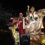 La Mágica Cabalgata de los Reyes Magos en Alicante: Un Vistazo Detallado a las Carrozas Deslumbrantes y Dulces Sorpresas