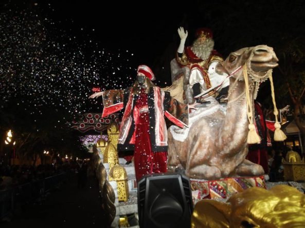 La Mágica Cabalgata de los Reyes Magos en Alicante: Un Vistazo Detallado a las Carrozas Deslumbrantes y Dulces Sorpresas