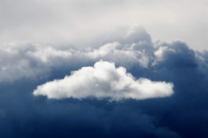 Nube flotando en el aire