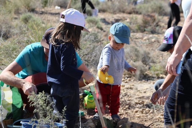 Alicante Renace reúne a 1.500 voluntarios ambientales para celebrar el día mundial de la naturaleza plantando árboles