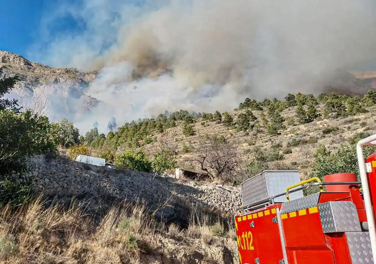 Bomberos Luchan Contra Incendios Forestales en Alicante: Sella y Ràfol d'Almúnia