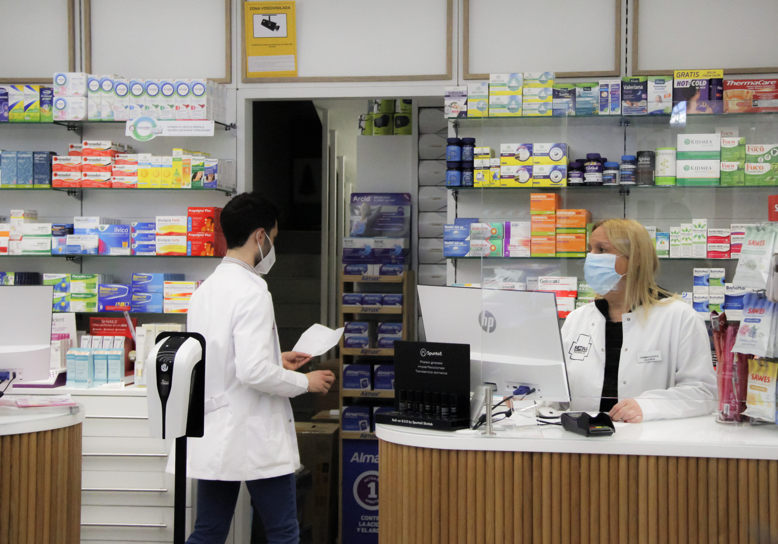 Las farmacias valencianas destinan 631,56 euros al mes en sueldos para hacer frente a la falta de medicamentos