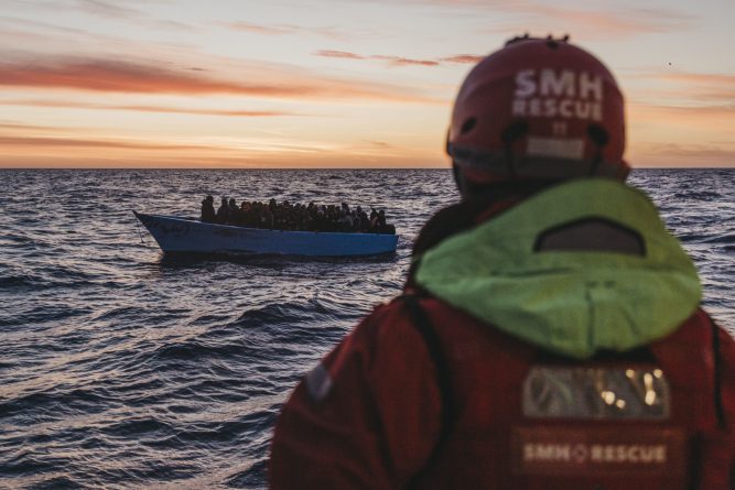 El padre Mari ha rescatado a 43 personas en el Mediterráneo Central