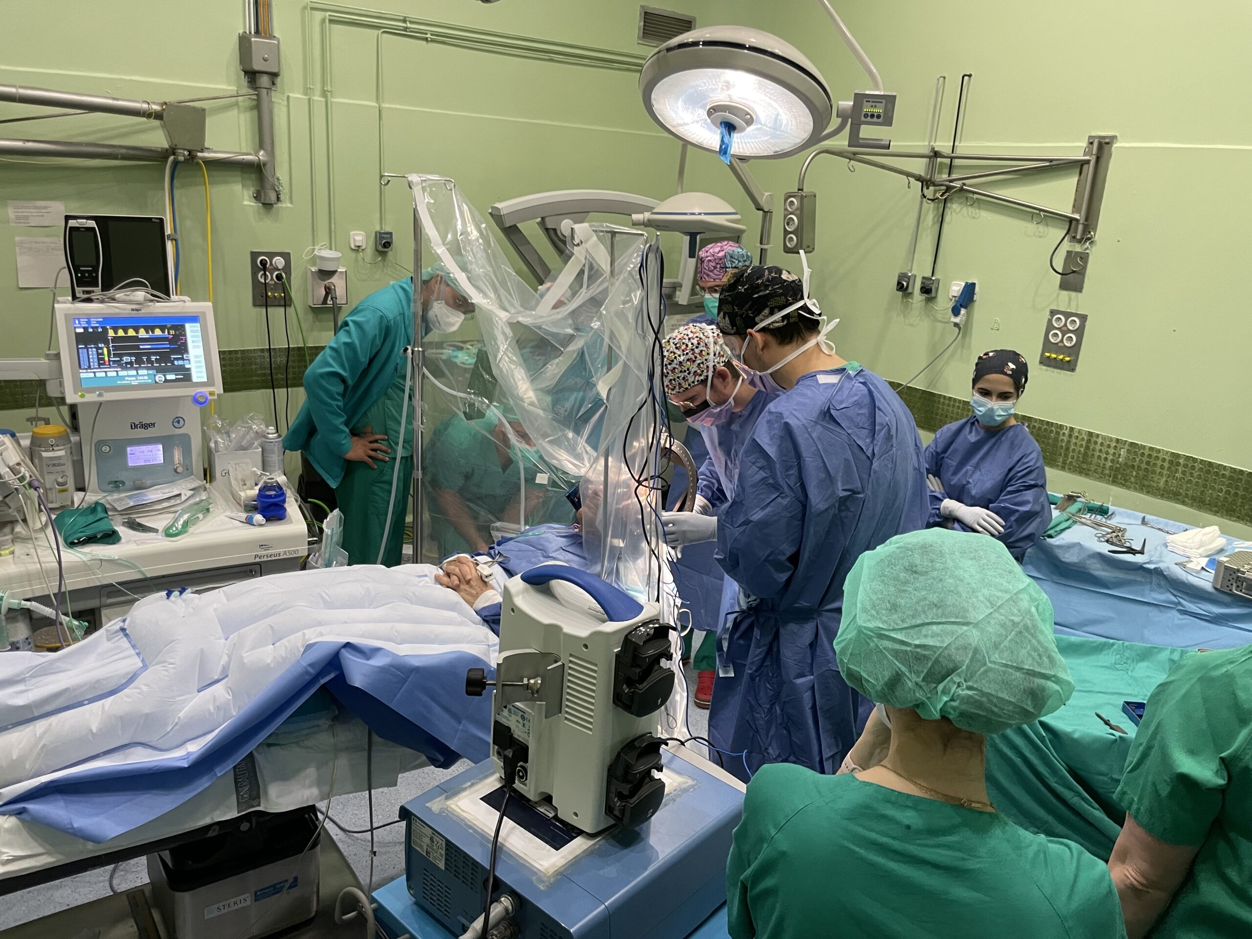 El Hospital General Universitario de Elche realiza su primera cirugía para la enfermedad de Parkinson