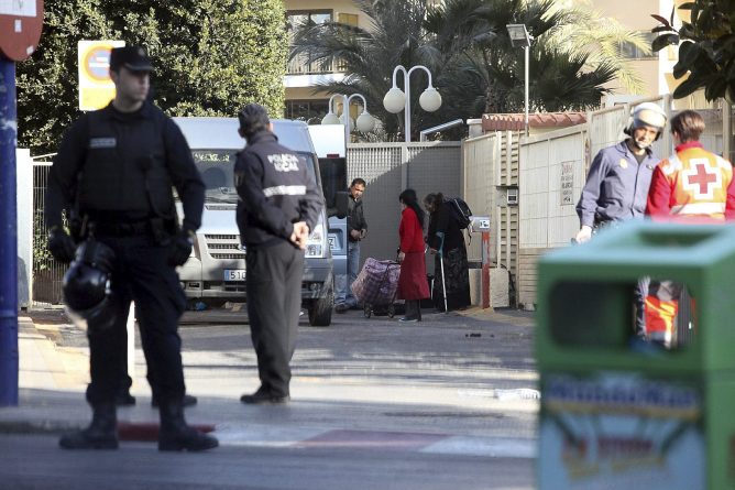 Rescatan a bebé de 18 meses abandonado bajo la lluvia en Alicante a las siete y media de la mañana, solo y en pañales