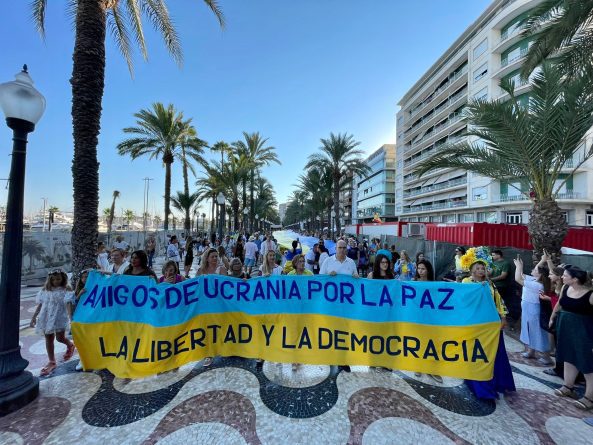 Solidaridad en Alicante: Marcha conmemorativa en el segundo aniversario de la invasión rusa en Ucrania