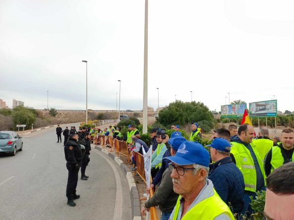 Sanchez visita la planta desalinizadora de torrevieja sin invitar ni al presidente de la comunidad ni al alcalde de torrevieja