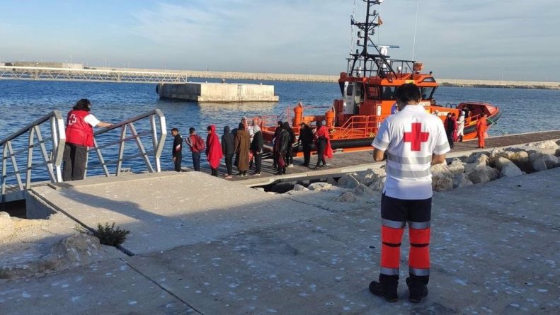 Emotivo rescate frente a la costa de Alicante: Dos niños y diez adultos encontrados en una patera