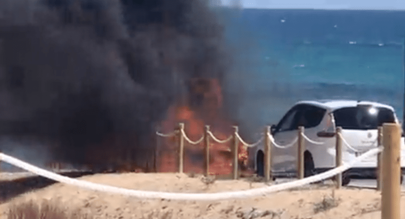 Coche arde en llamas en la Avenida de Elche de Alicante