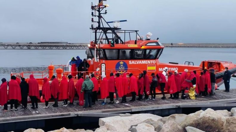 Diez personas rescatadas en dramático operativo marítimo frente a costa de Alicante