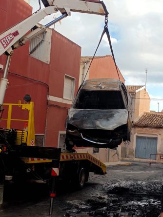 Incendio en Aspe: Un vehículo estacionado queda totalmente Quemado por el Fuego