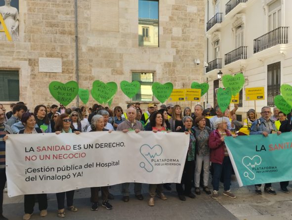 La Plataforma por la Reversión del Hospital del Vinalopó se concentra frente a las Cortes Valencianas exigiendo una sanidad pública y de calidad