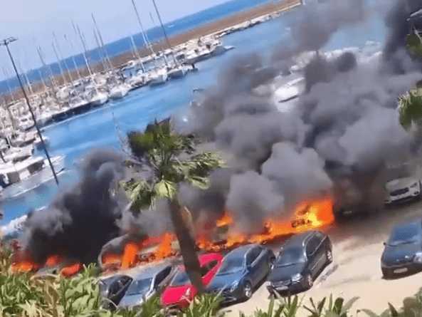 Un incendio arrasa 17 coches en el puerto de Jávea: se investigan las causas