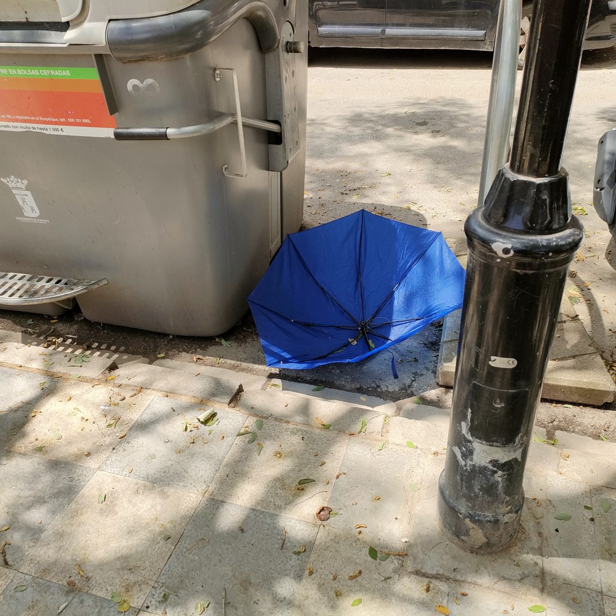 Chapuza en la calle ancha a propósito de los paraguas contra el cáncer de piel