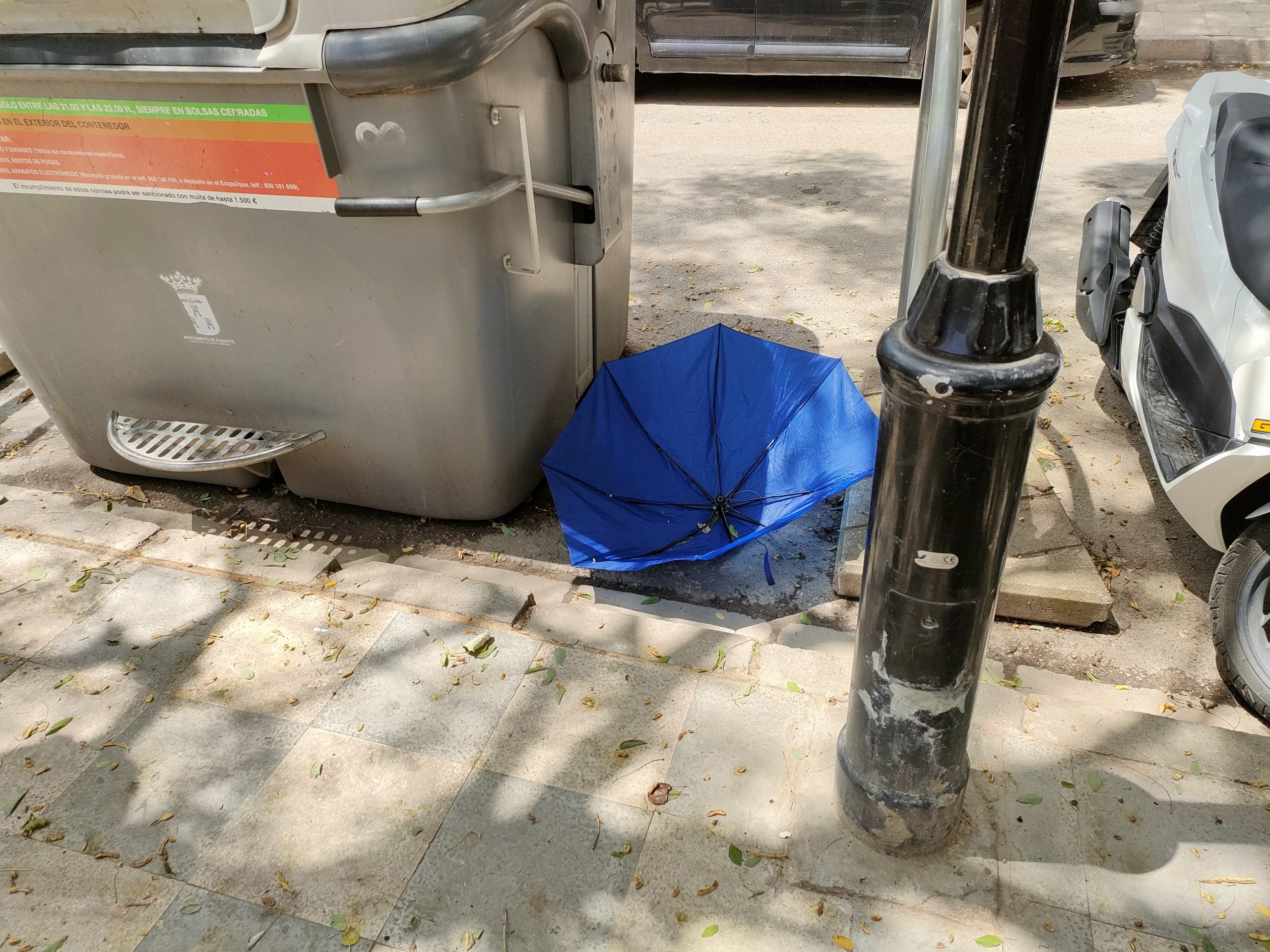 Chapuza en la calle ancha a propósito de los paraguas contra el cáncer de piel