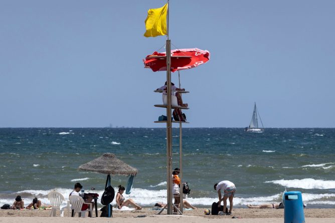 Cinco ahogados en cuatro días en las playas de Alicante al inicio de la temporada alta: fuerte oleaje y masificación, posibles causas